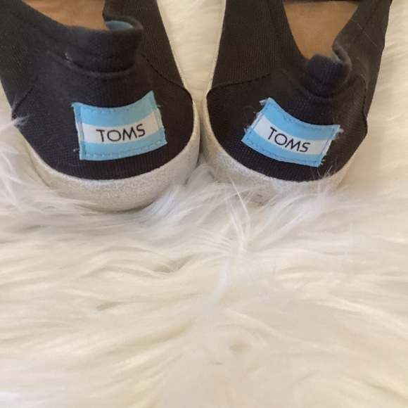 Tom’s slip on shoe Woman’s 7.5 black with white soles slightly used - Picture 3 of 16